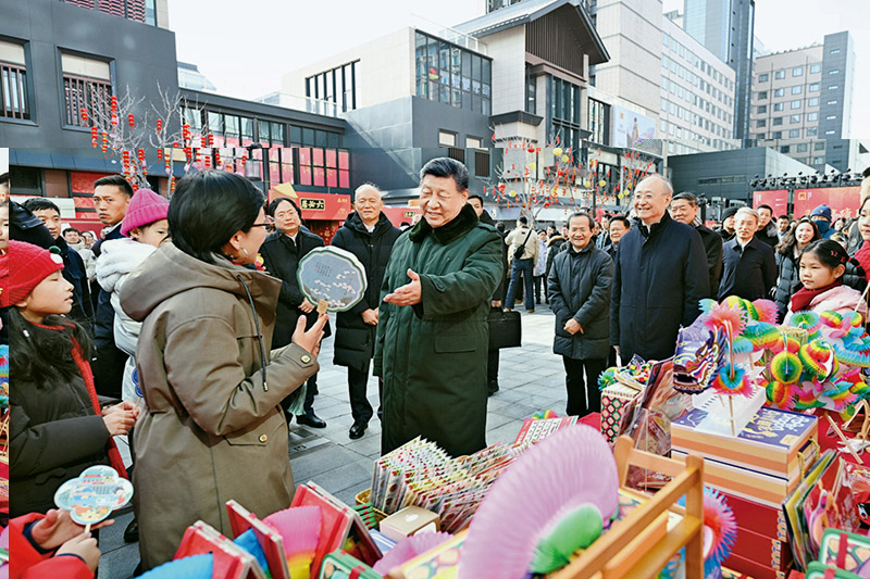 2026年2月9日至10日，中共中央总书记、国家主席、中央军委主席习近平在北京考察并看望慰问基层干部群众。这是10日上午，习近平在东城区隆福寺街区新春市集考察时，同现场群众亲切交流。